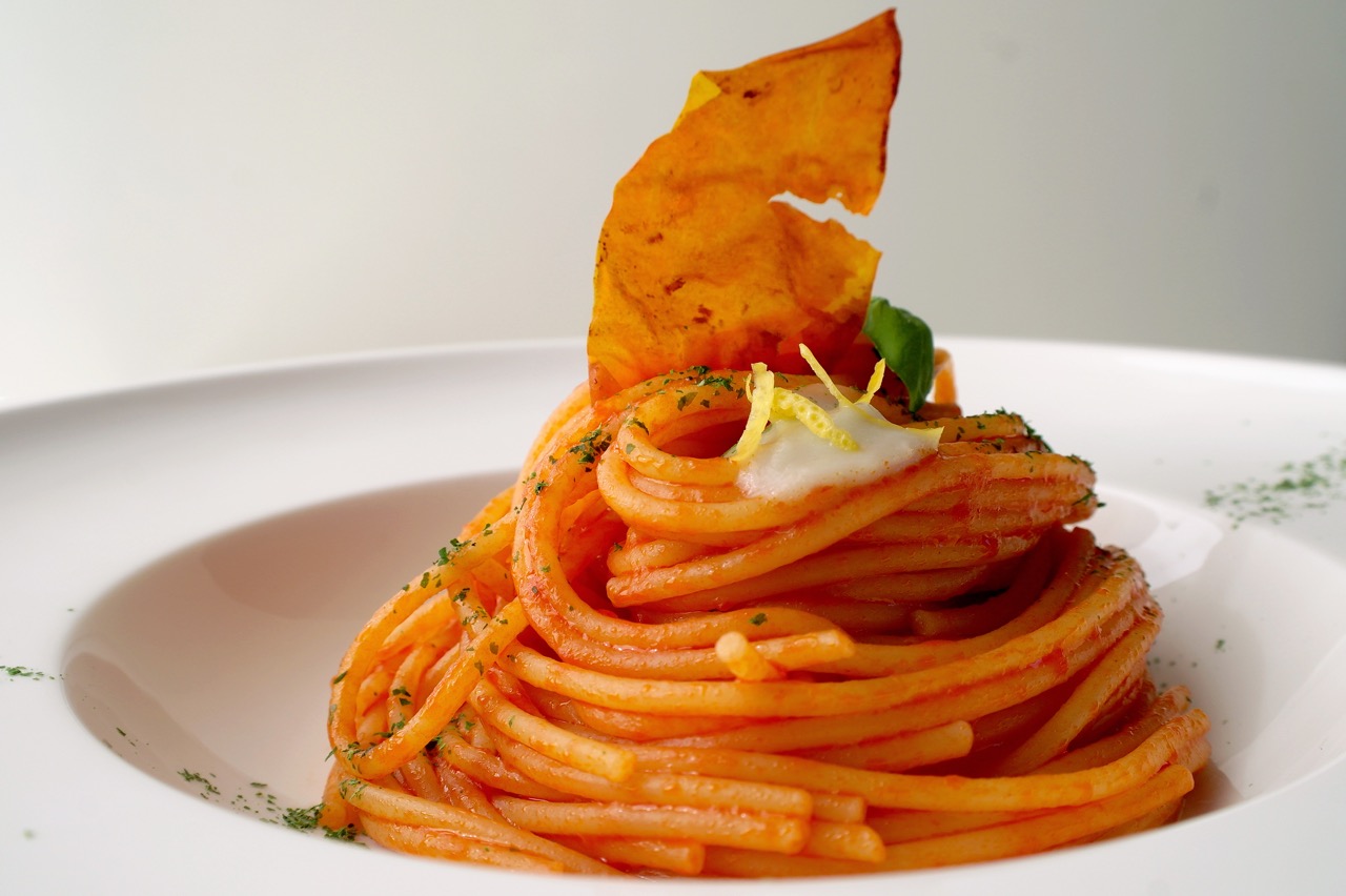 spaghetti-al-pomodoro-con-crema-all-aglio-e-limone